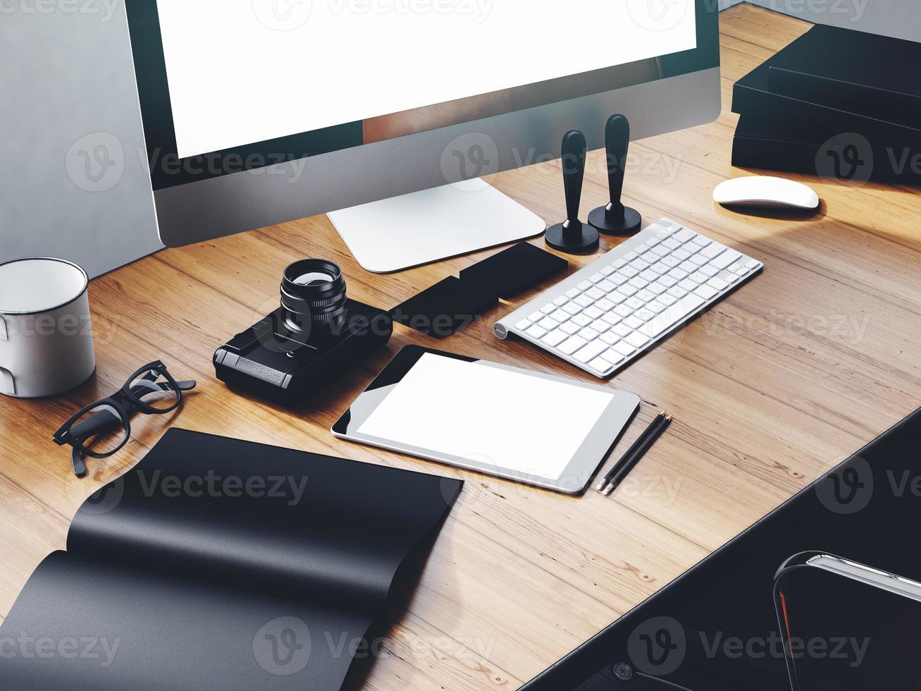 foto di area di lavoro moderna con schermo desktop, tablet, fotocamera, tastiera