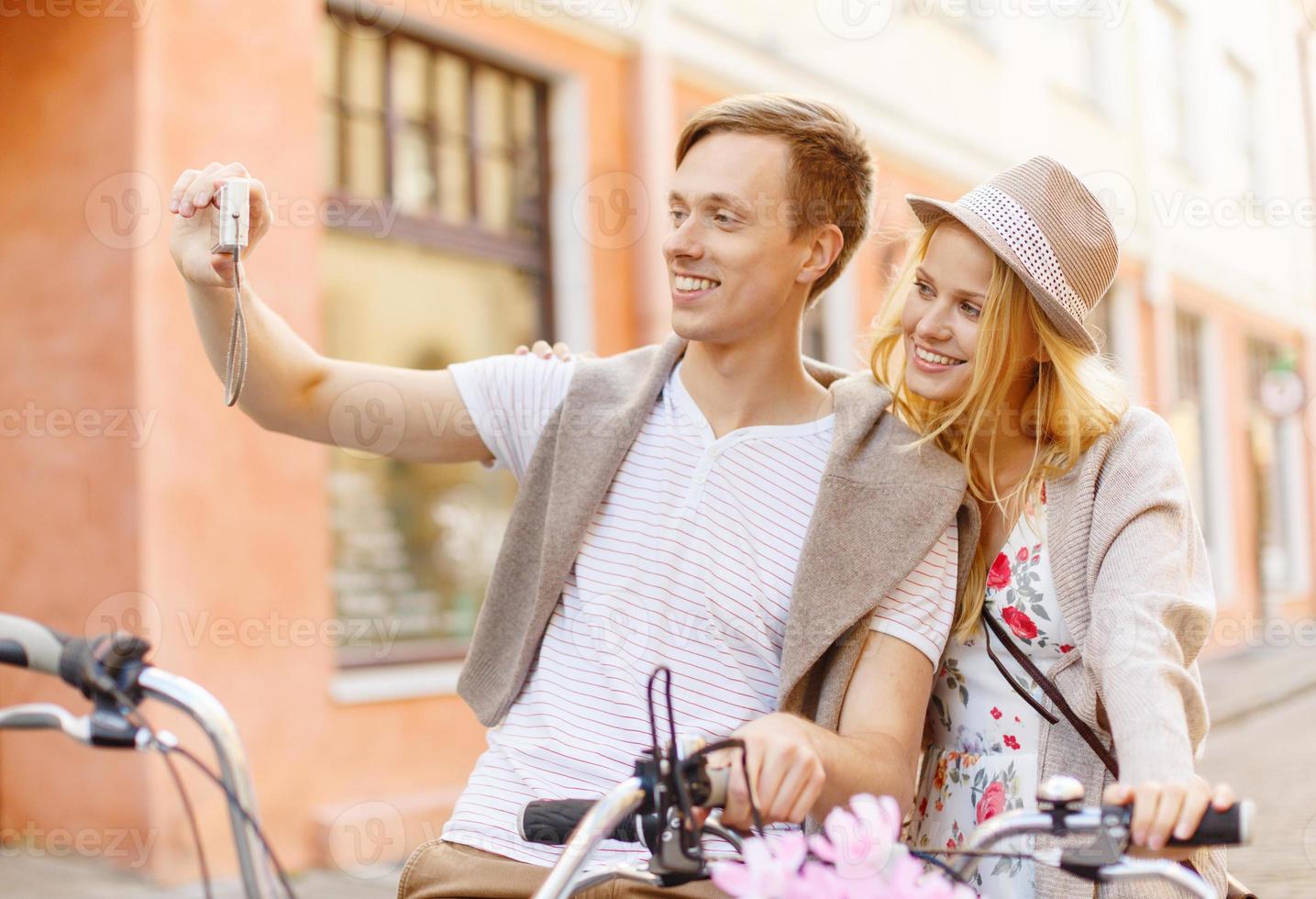 coppia con biciclette e fotocamera scattare foto selfie