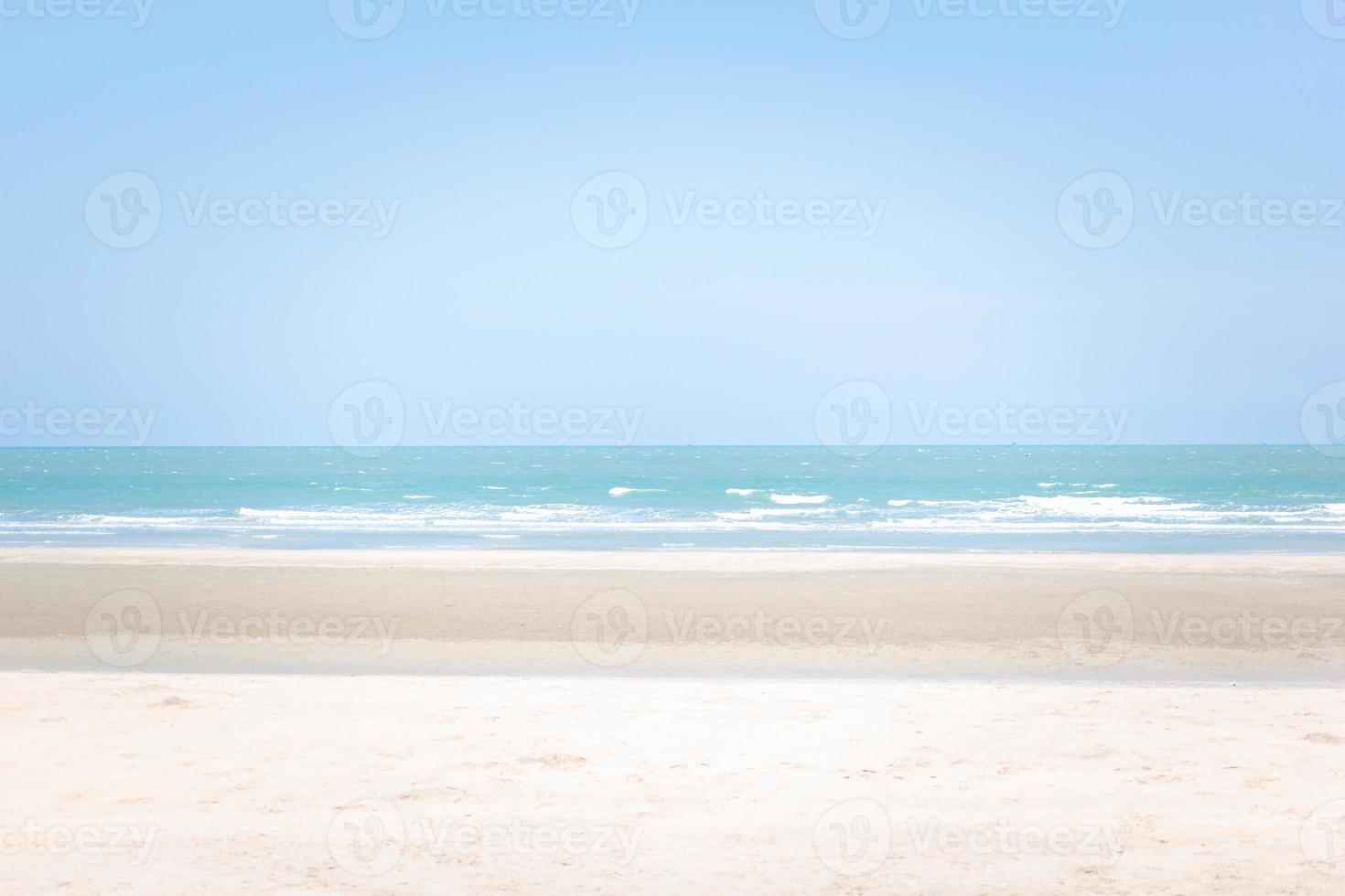 la spiaggia, il mare e il cielo sono comodi e tranquilli. foto