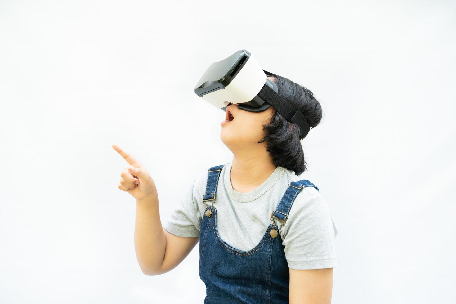 le ragazze asiatiche sono entusiaste dell'esperienza vr da sole su bianco, dell'istruzione online, dell'istruzione, dei gadget, della tecnologia e dei concetti di videogiochi. foto