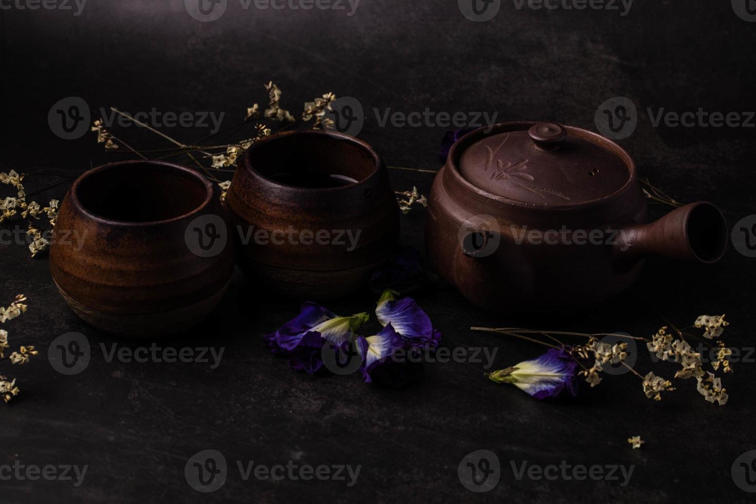 set da tè cinese marrone antico su sfondo nero foto