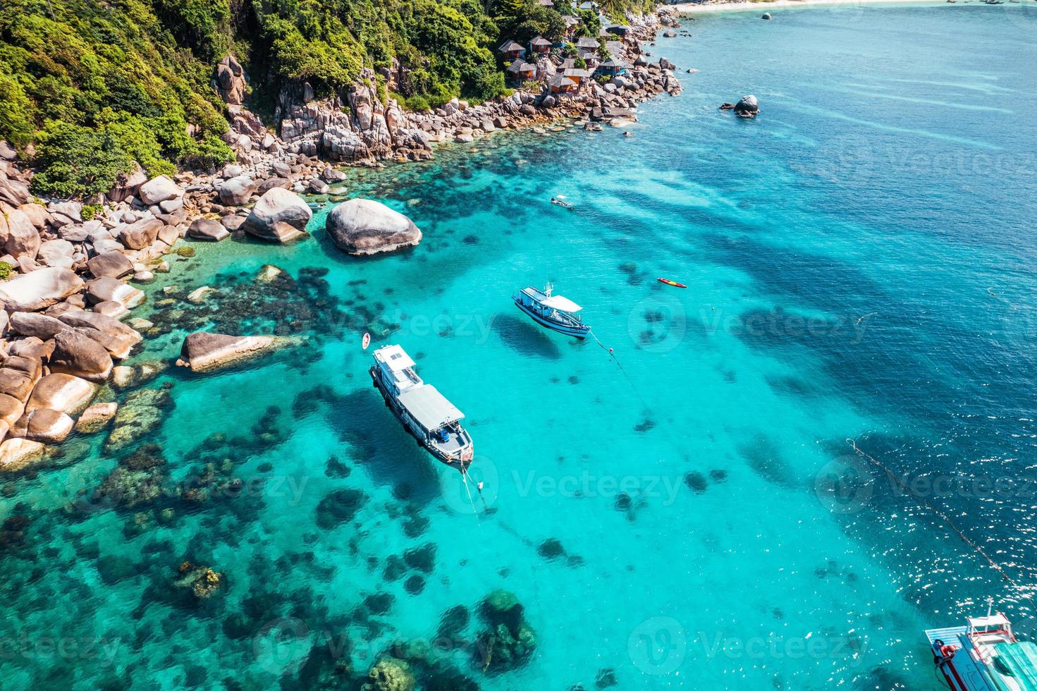 barche e acque cristalline nel sito di immersione della baia a koh tao, tour in barca per immersioni foto