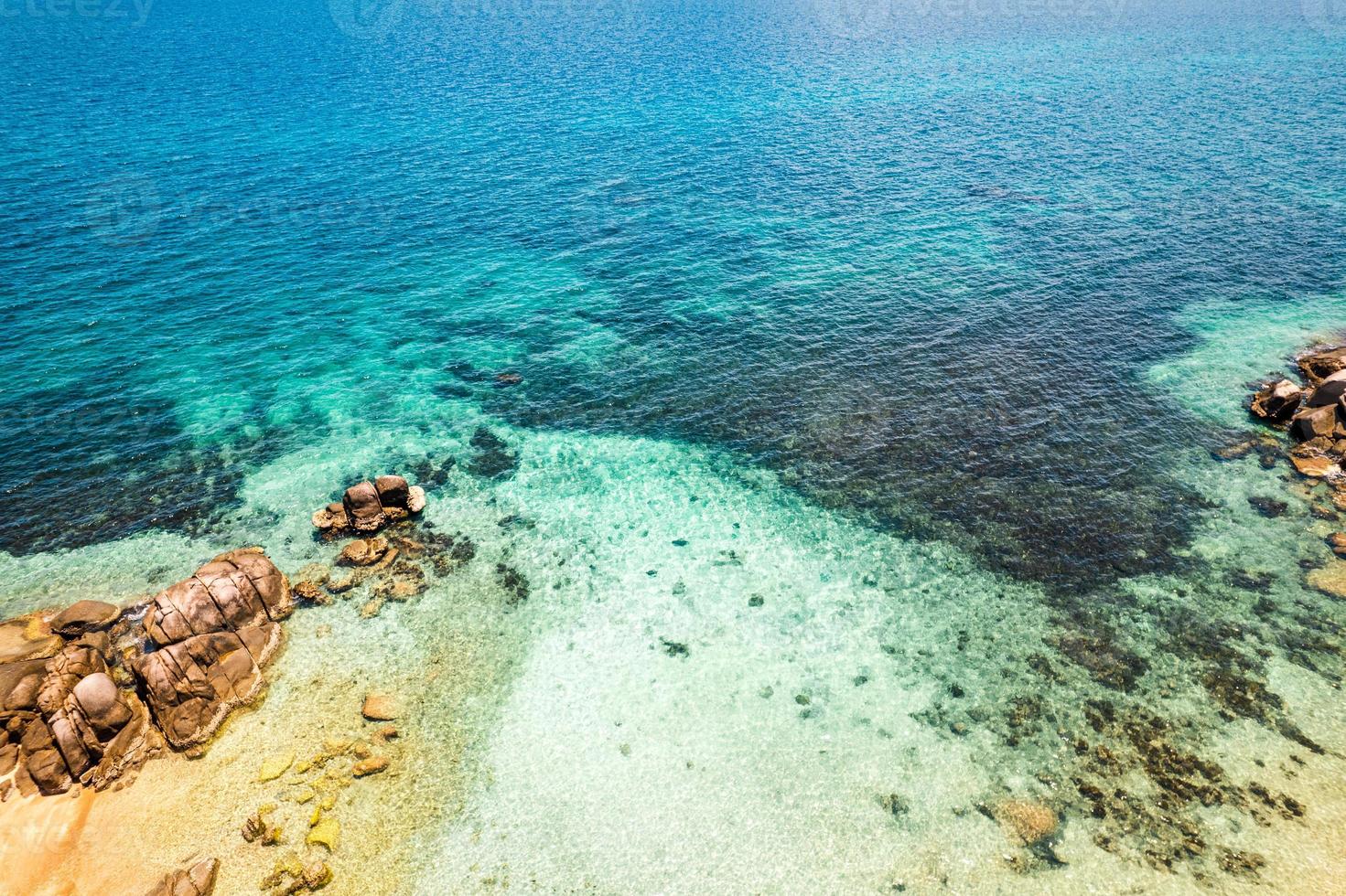 acqua blu cristallina all'isola tropicale, vista a volo d'uccello foto