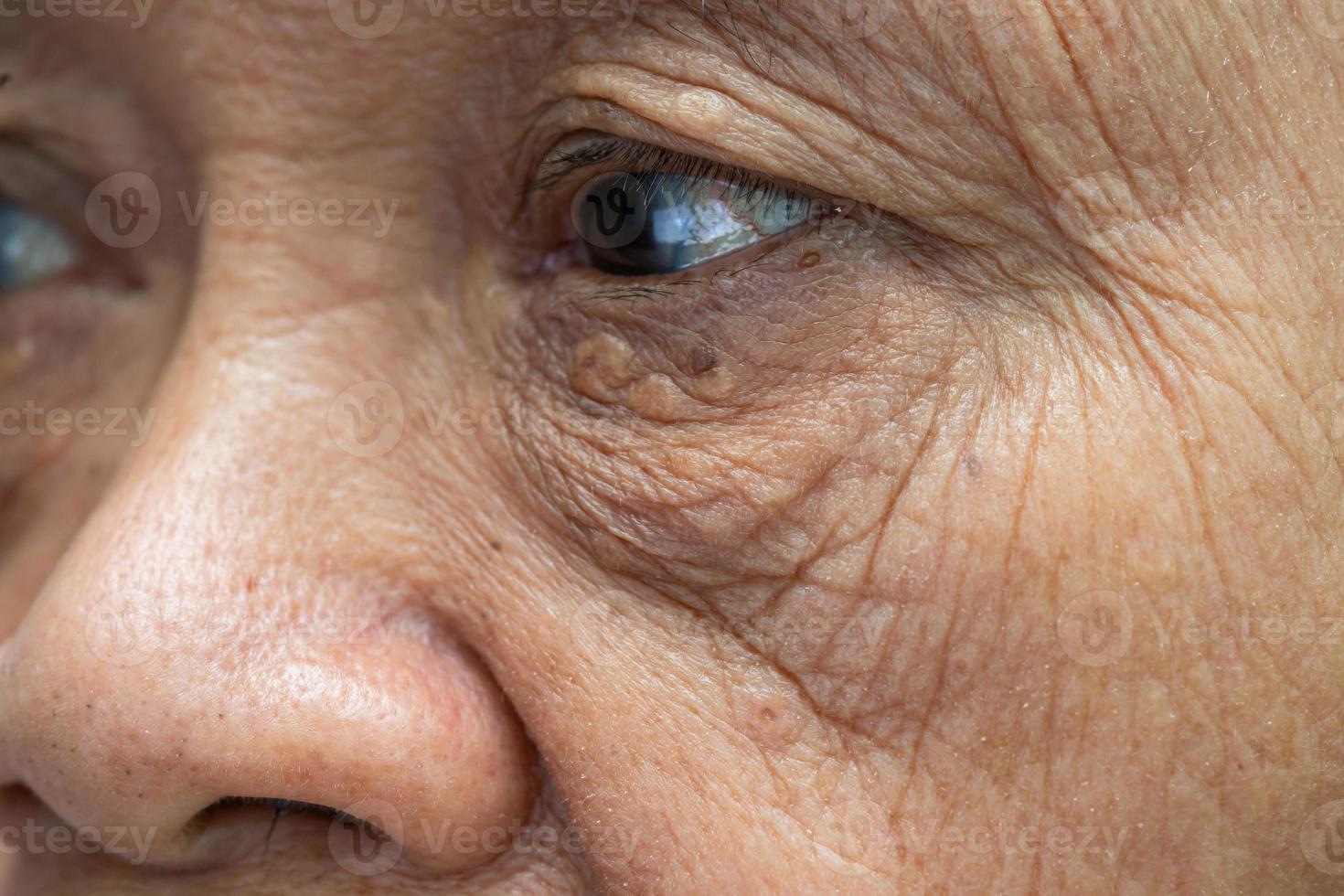 viso e occhi di donna anziana asiatica con rughe, vista del primo piano del ritratto. foto