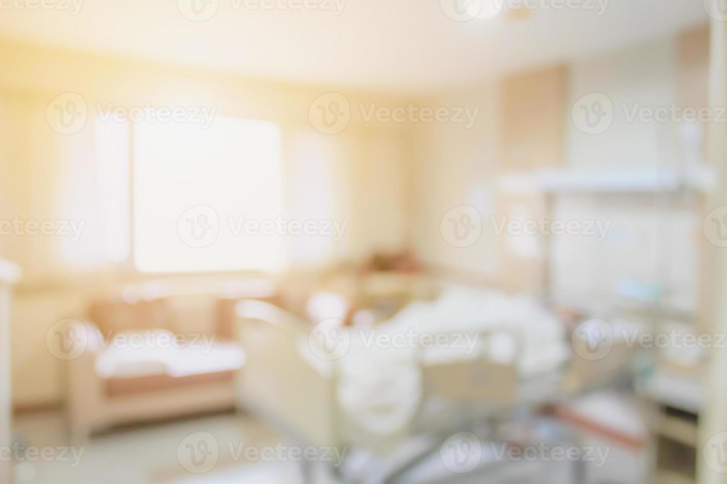 interno astratto della stanza dell'ospedale con lo sfondo sfocato del letto foto