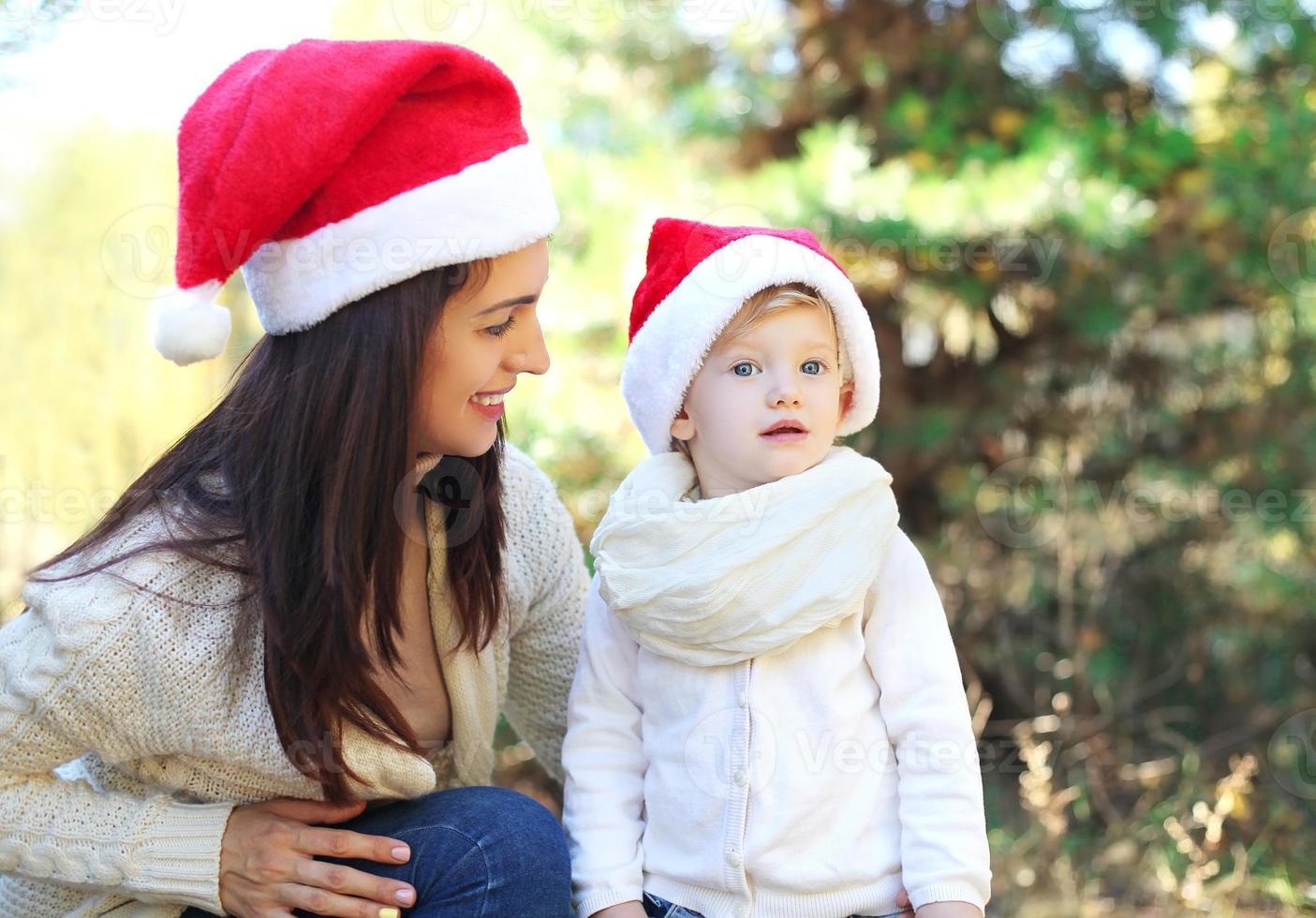 Natale e concetto "nucleo familiare" - madre felice con il bambino foto