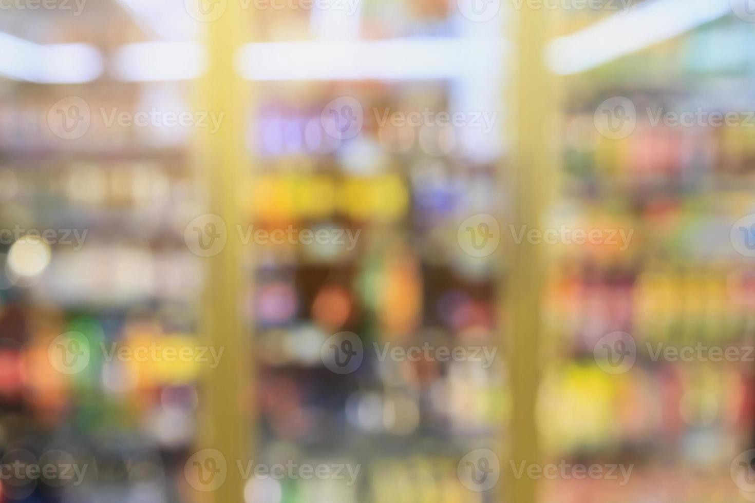 gli scaffali del frigorifero del minimarket sfocano lo sfondo foto