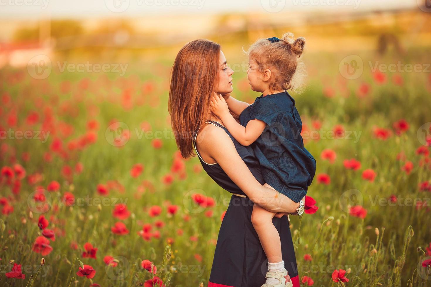 madre con figlia all'aperto foto