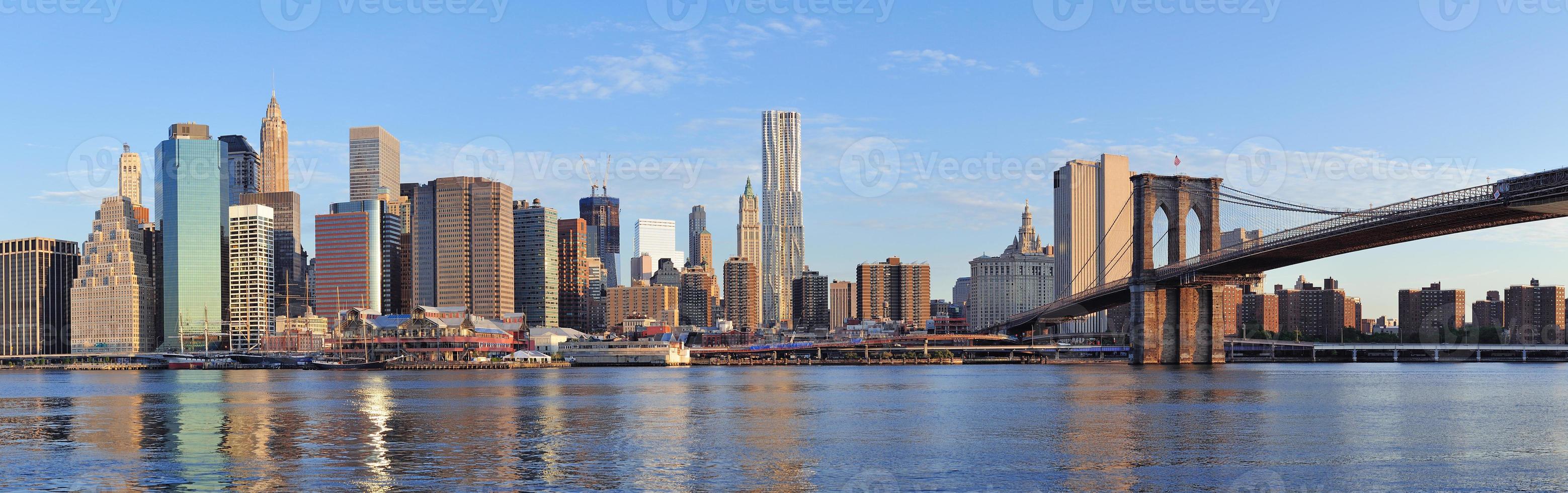 skyline urbano della città sul fiume foto