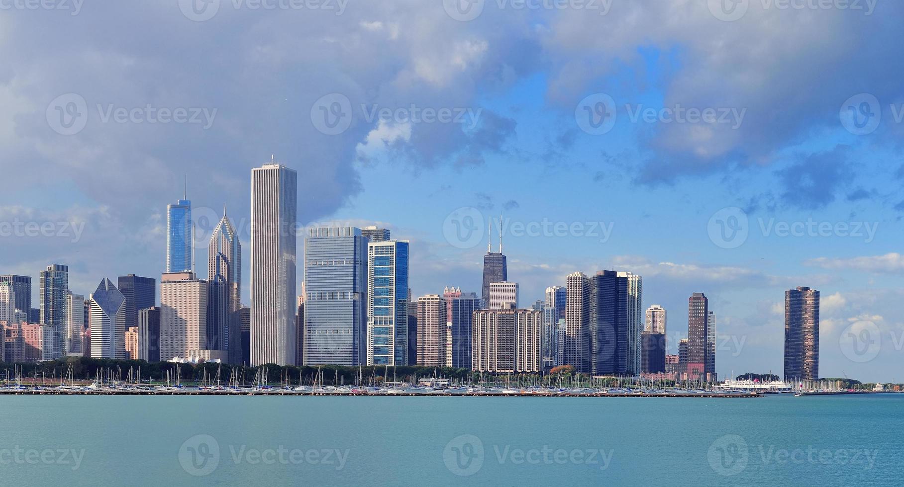 skyline di chicago sul lago michigan foto