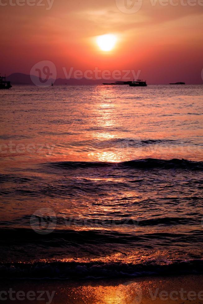 barca al tramonto in Thailandia. foto