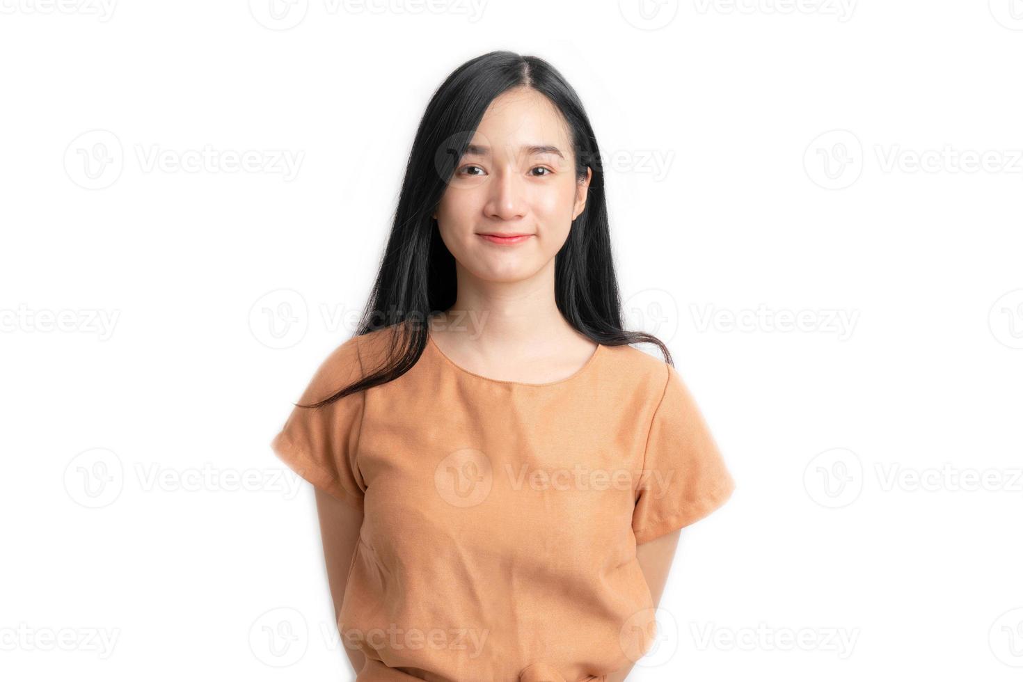 ritratto di donna asiatica e sorriso con copia spazio su sfondo bianco foto