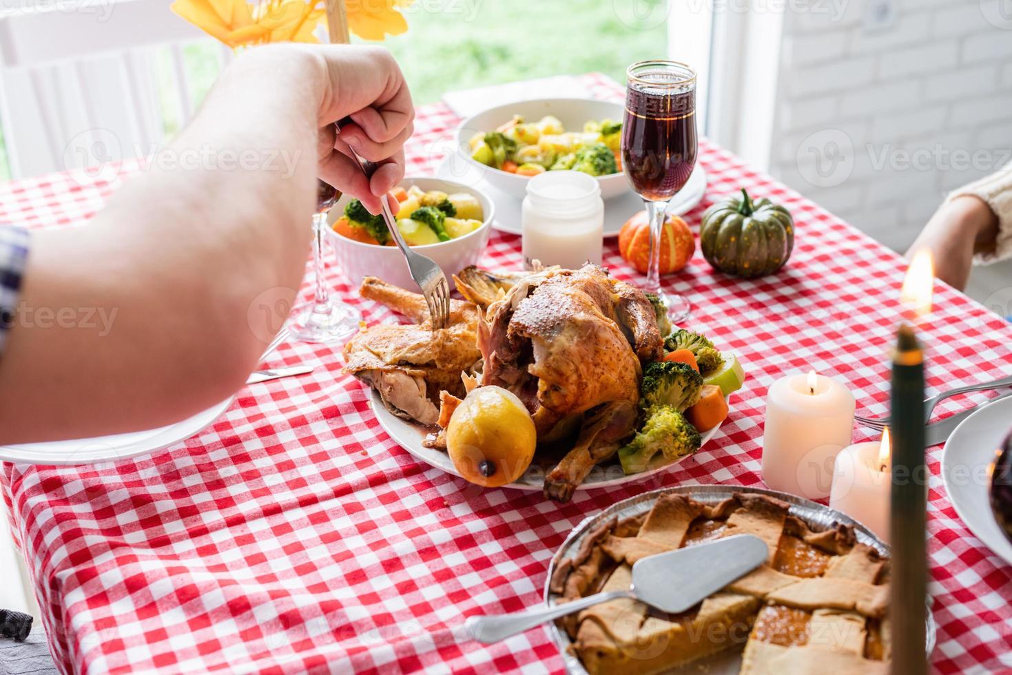 donna e uomo che mangiano la cena del ringraziamento nella cucina di casa foto