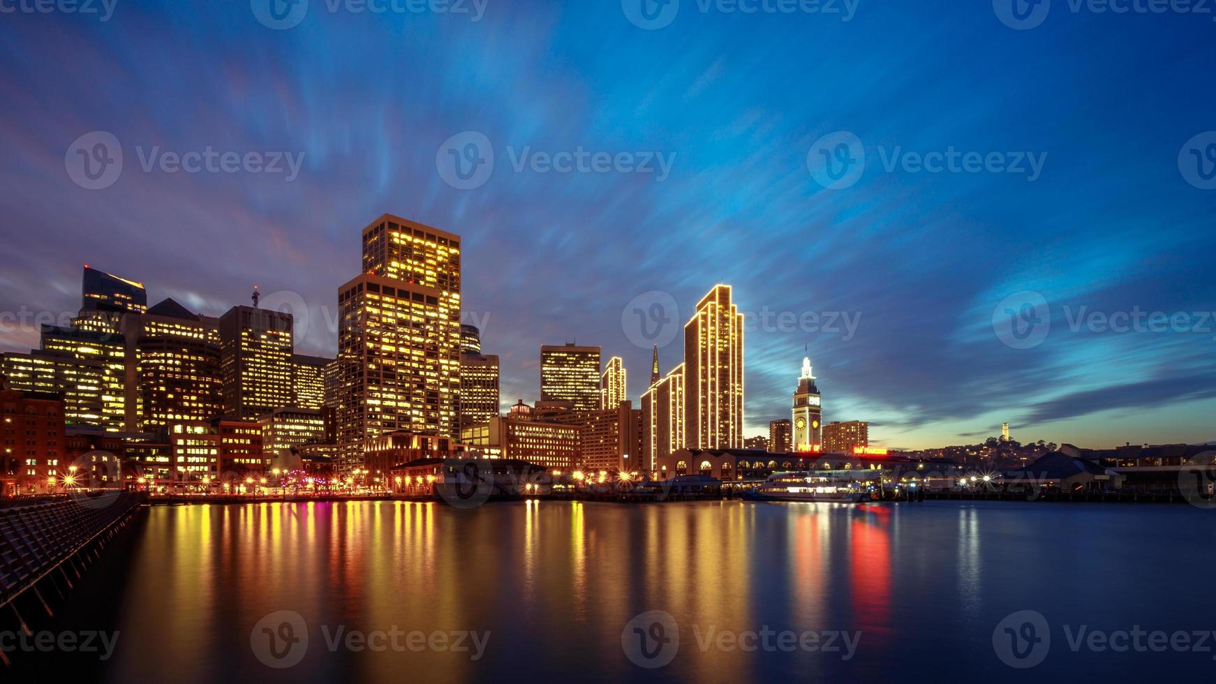 San Francisco Embarcadero di notte foto