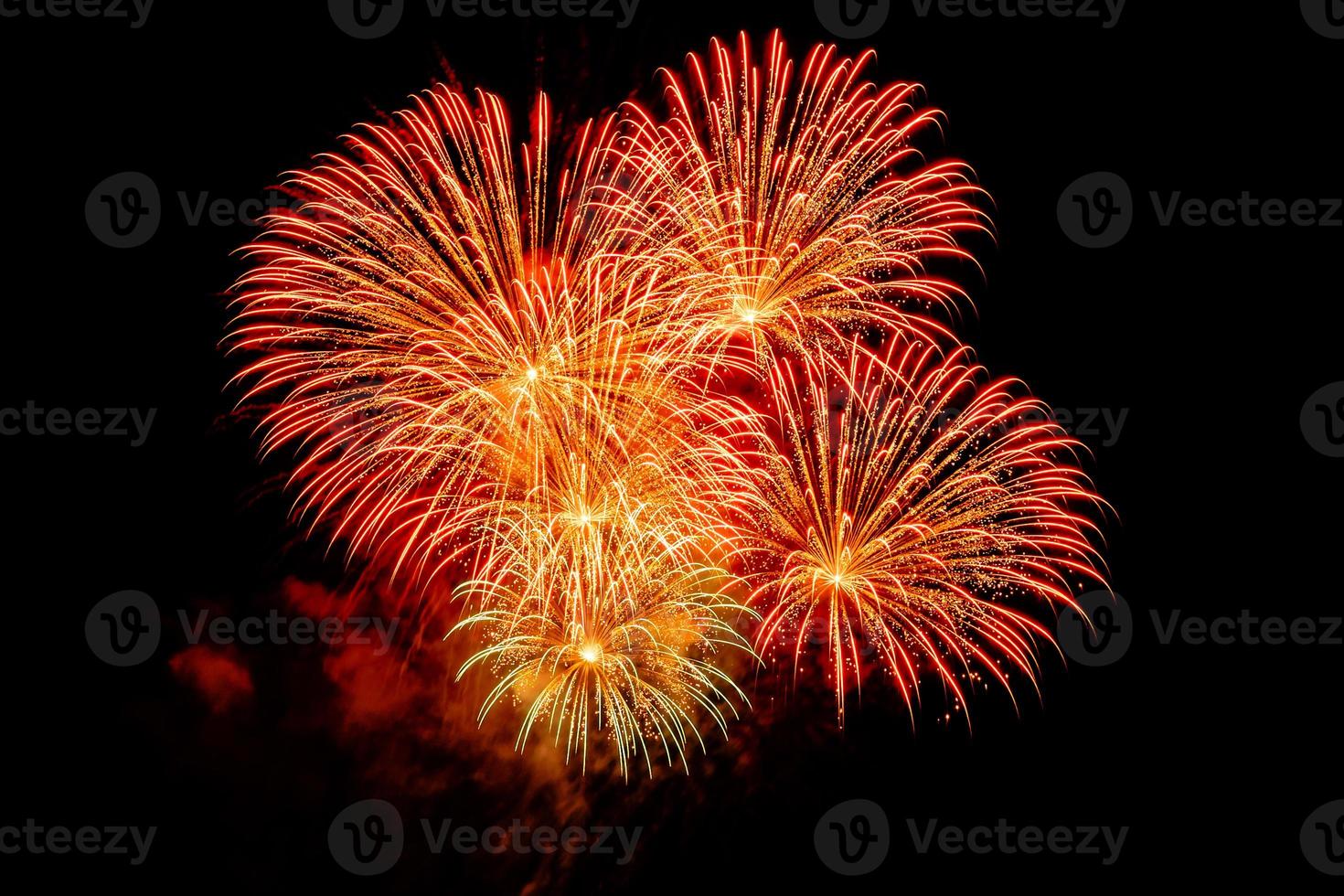 celebrazione dei fuochi d'artificio nel cielo scuro foto