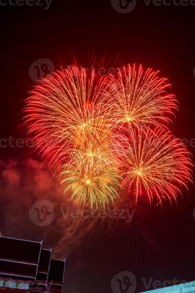 celebrazione dei fuochi d'artificio nel cielo scuro foto