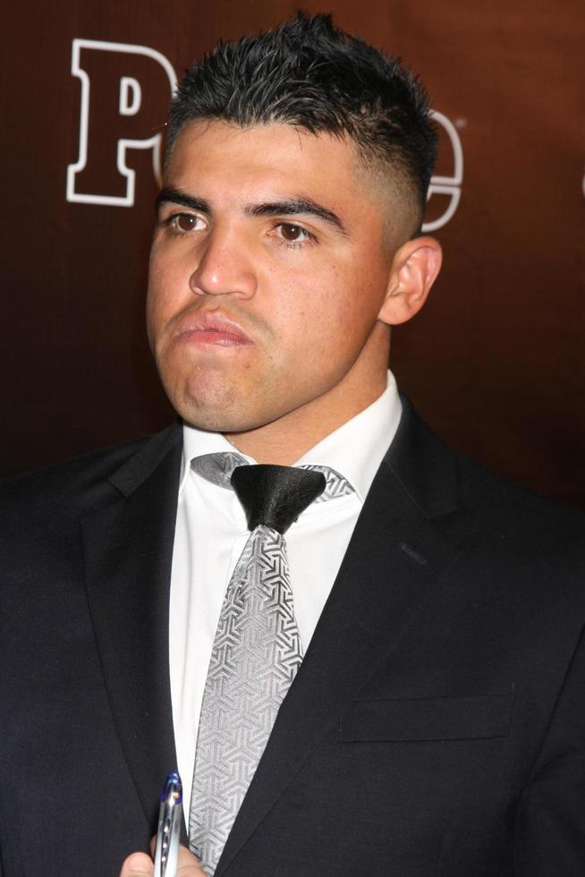 los angeles, 21 febbraio - Victor Ortiz al ballo con le stelle 10 anni di festa al maniero di Greystone il 21 aprile 2015 a West Hollywood, ca foto