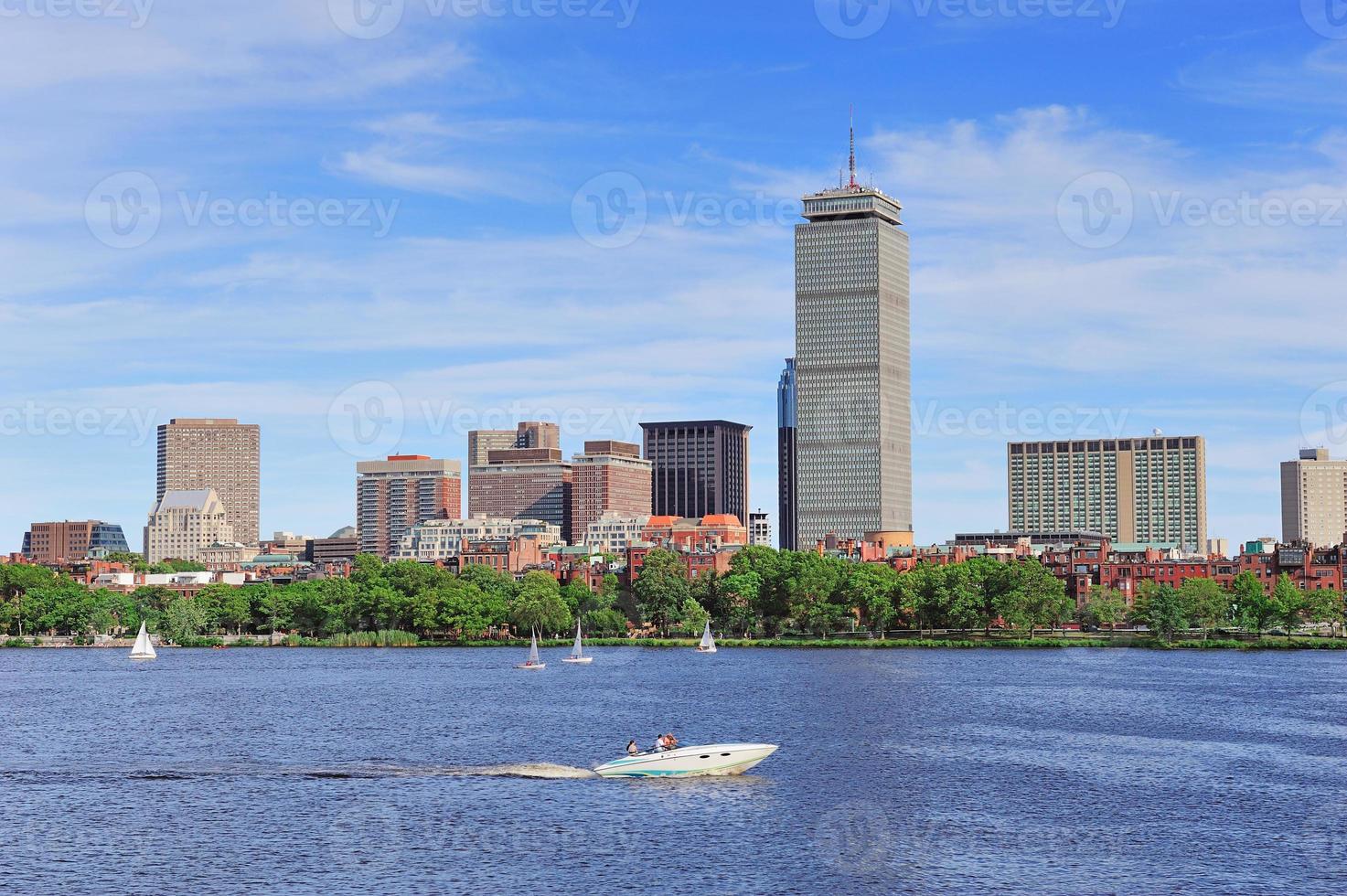 skyline di Boston sul fiume foto