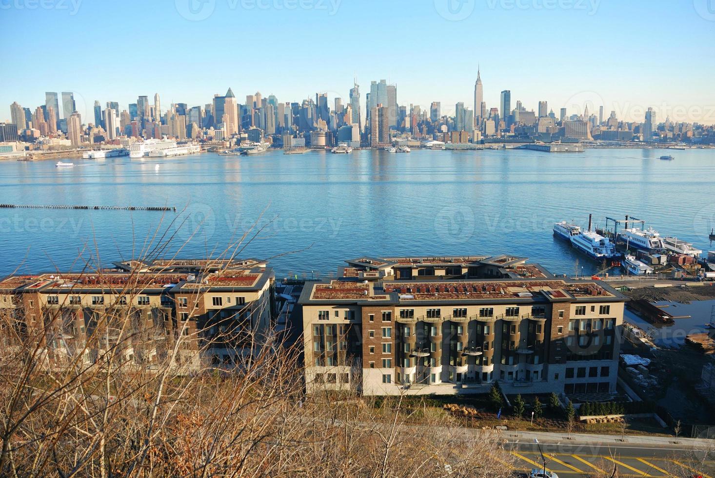 fiume hudson con lo skyline di new york foto