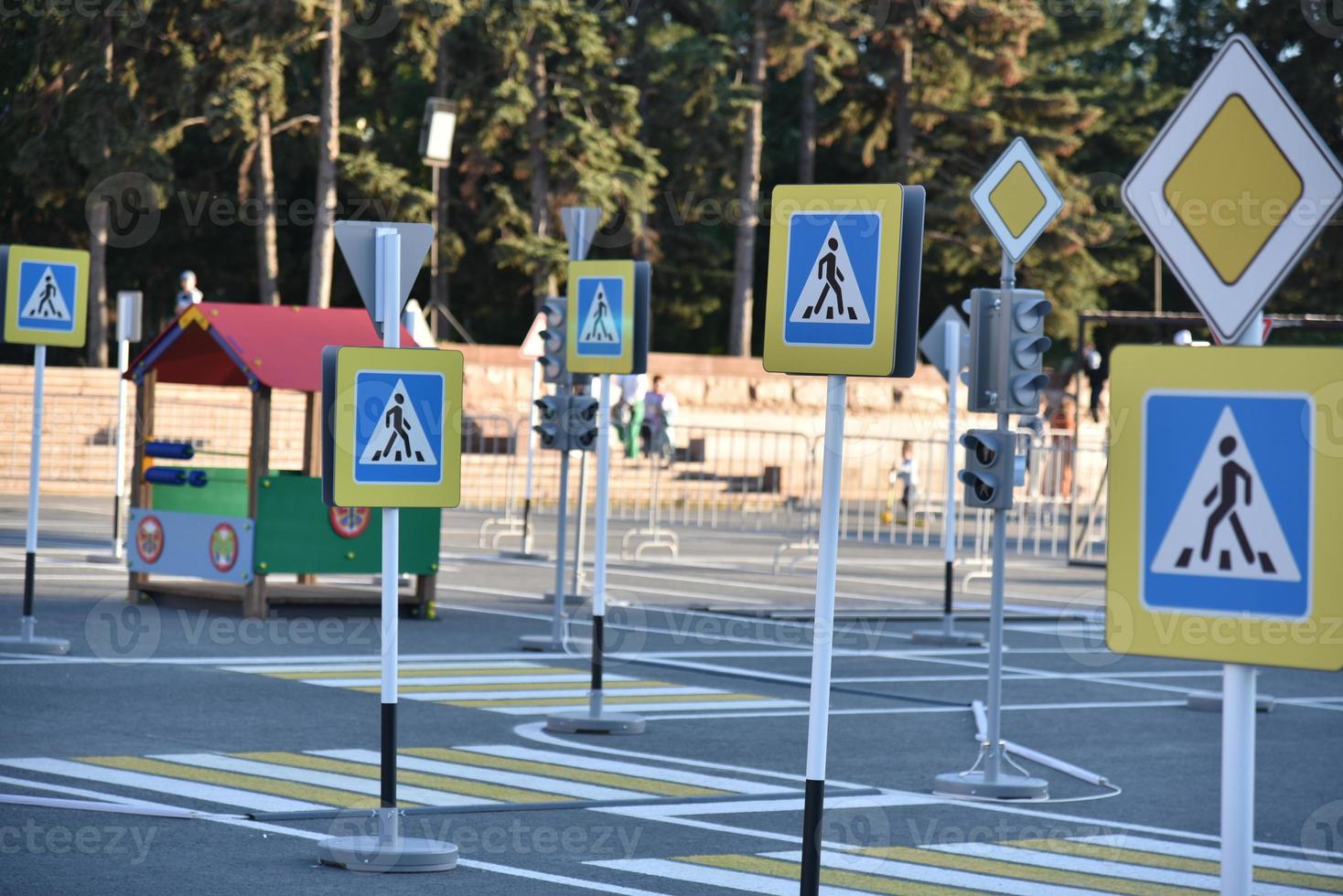 strada per bambini con segnaletica stradale e segnaletica foto