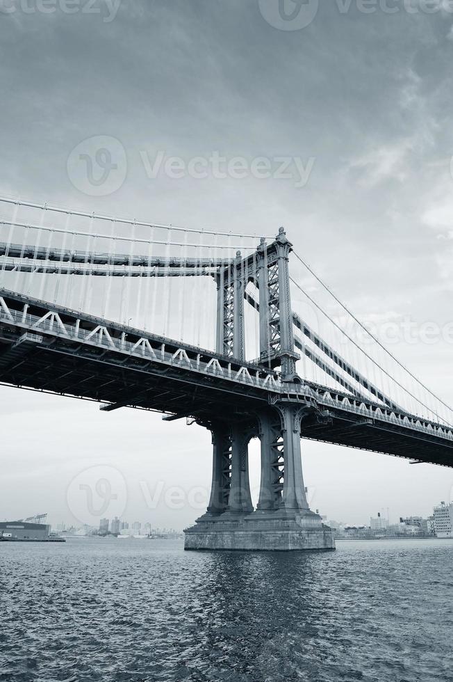 ponte di manhattan in bianco e nero foto