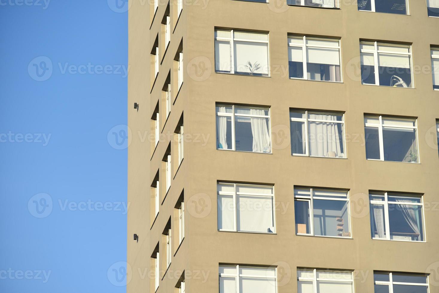 alto edificio governativo grigio contro il cielo a chelyabinsk foto