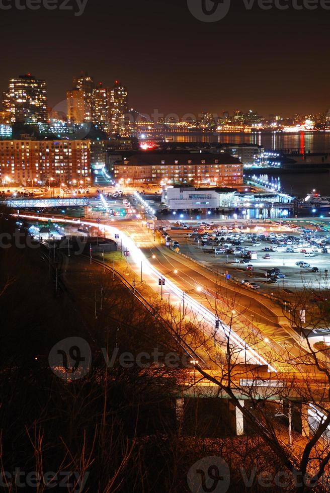 vista sulla strada della città urbana foto