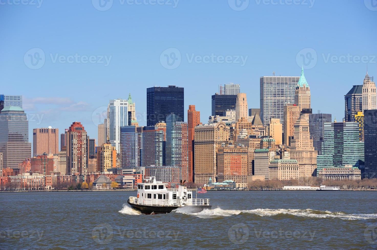 grattacieli e barca di new york city manhattan foto