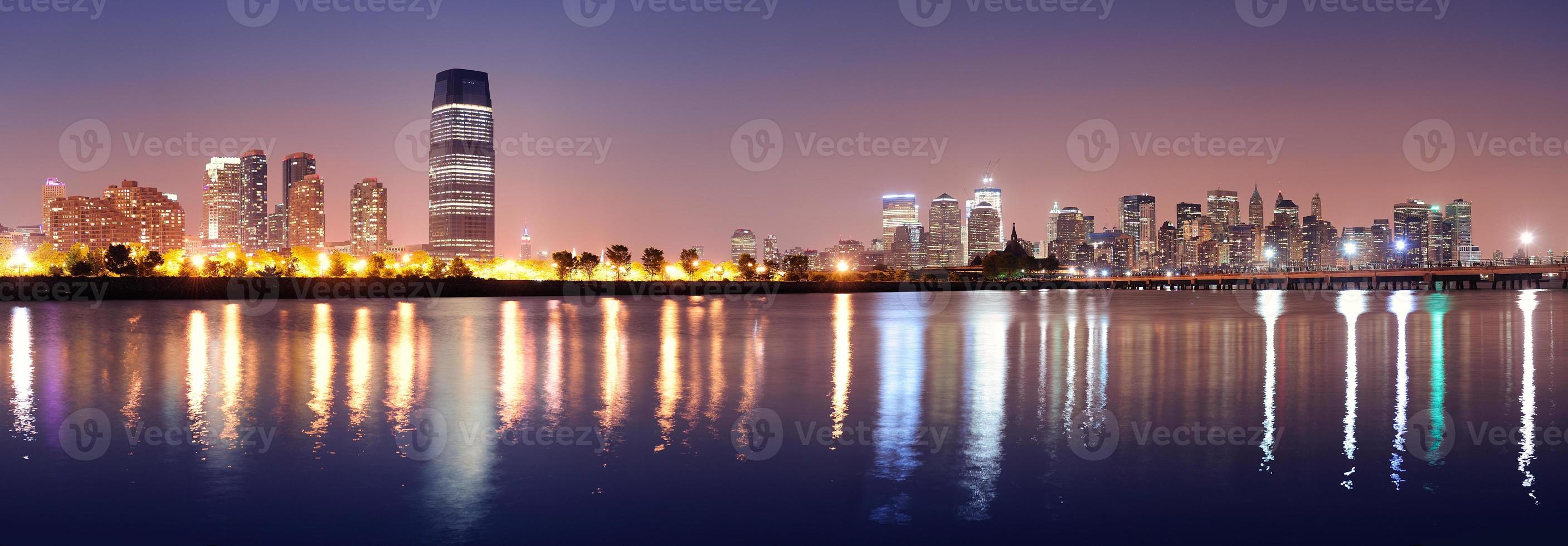 panorama notturno della città urbana foto