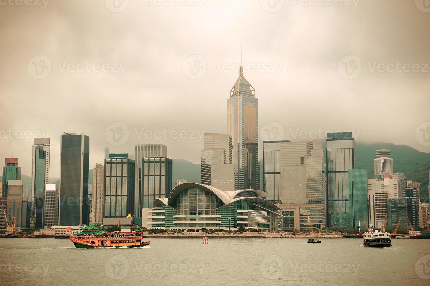 skyline di hong kong con barche foto