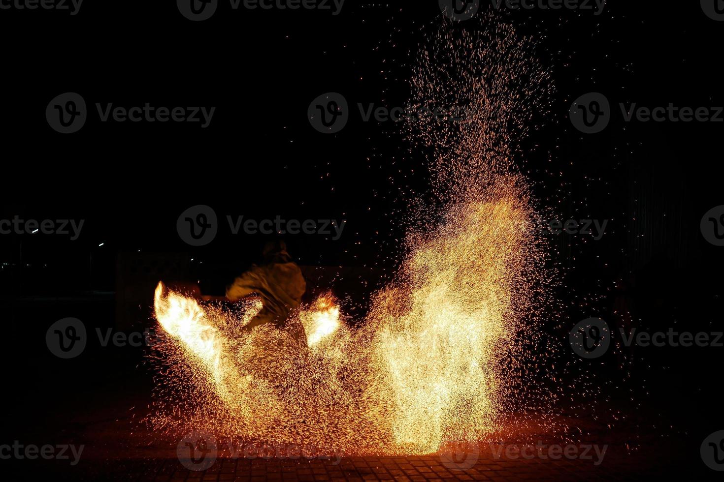 incredibile spettacolo di fuoco notturno su sfondo nero foto