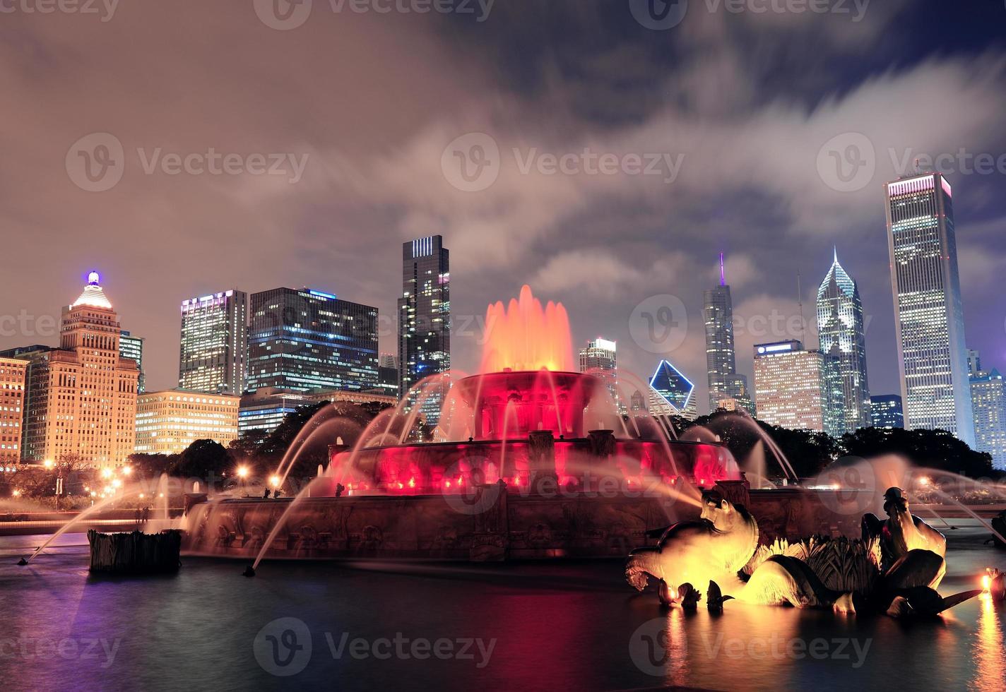 fontana di buckingham e skyline urbano della città foto