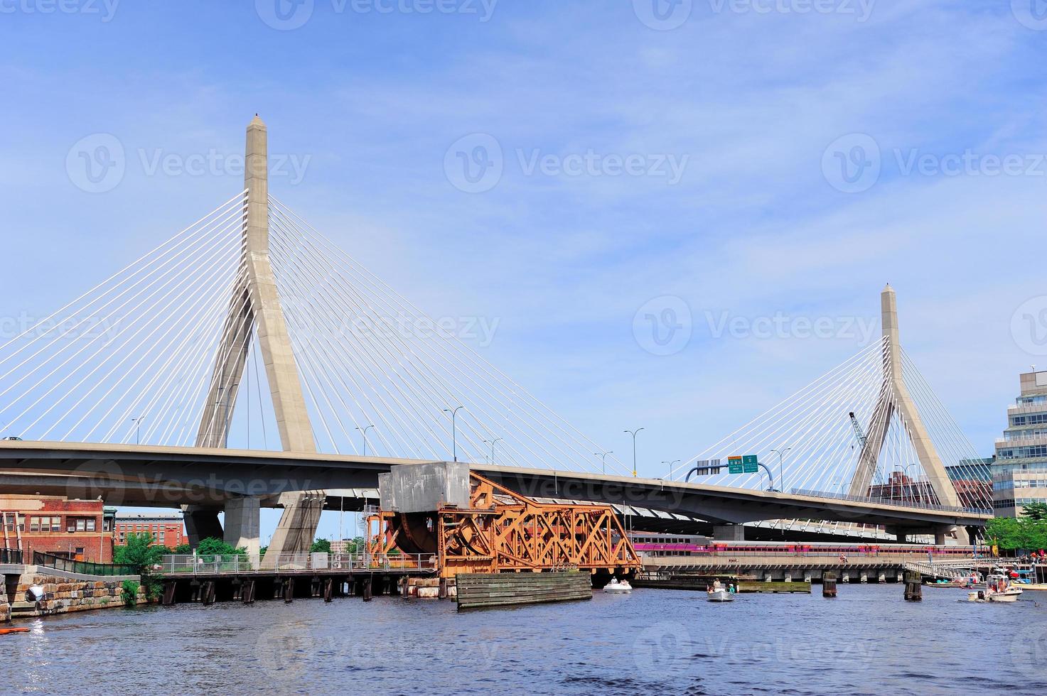 ponte della collina del bunker di boston zakim foto