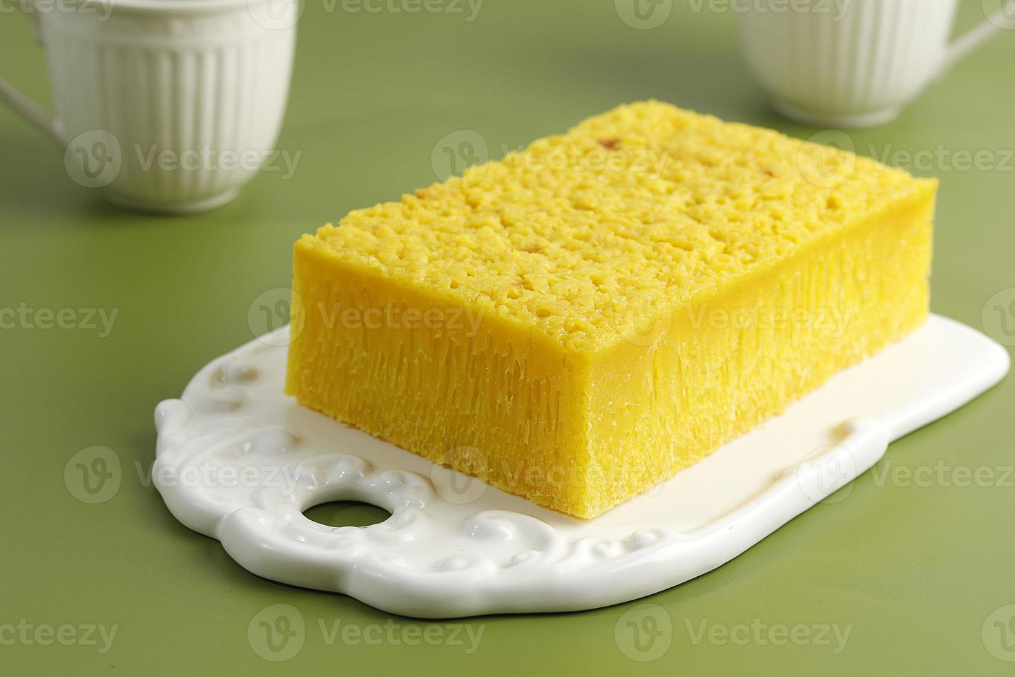 bika ambon, torta a nido d'ape gialla a pagnotta popolare da Medan, in Indonesia. il colore giallo derivava dalla curcuma foto