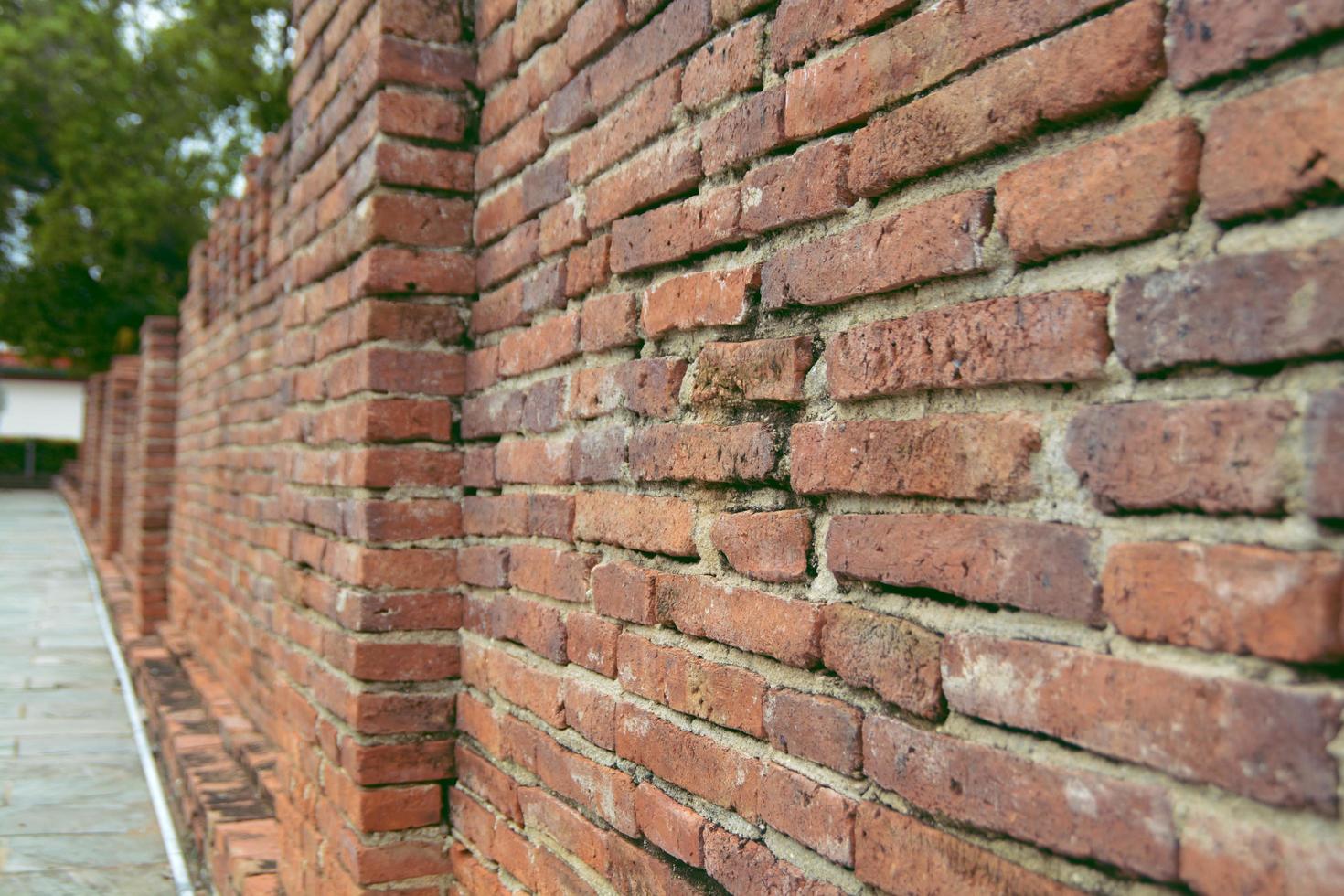 lato del muro di mattoni rossi. sembra un muro vintage. foto