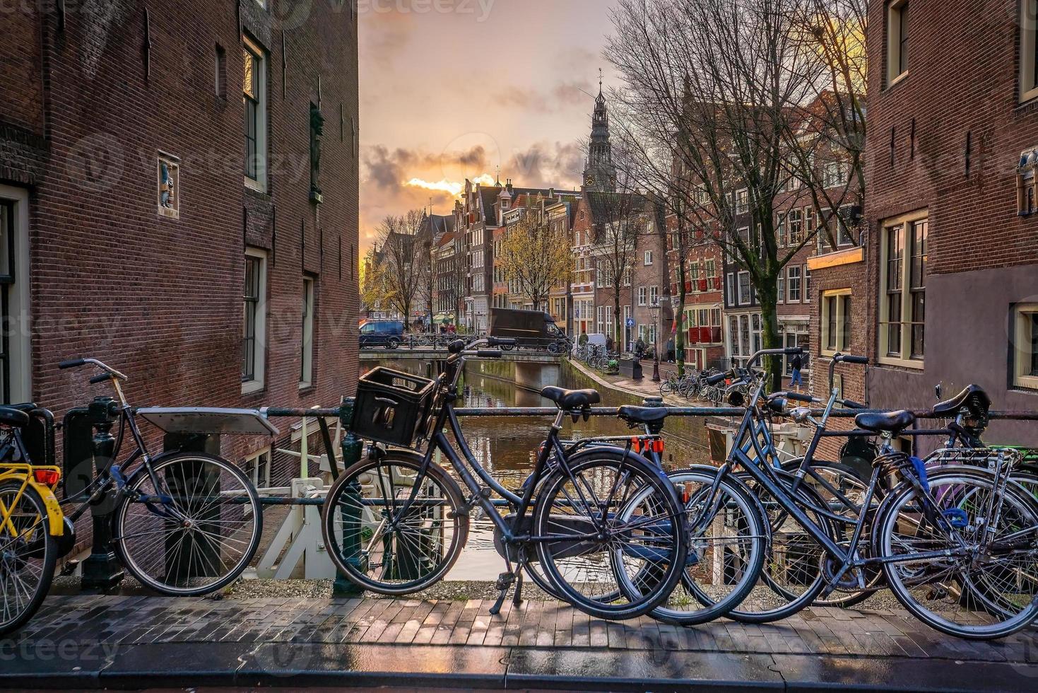 skyline del centro di Amsterdam. paesaggio urbano nei Paesi Bassi foto