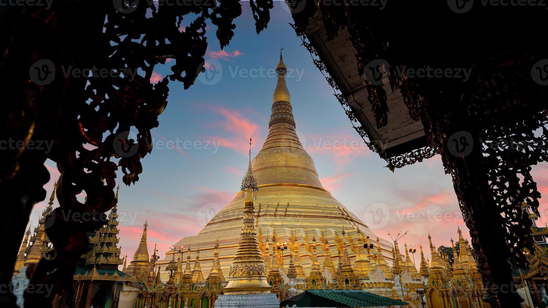 shwedagon pagoda nella città di yangon, myanmar foto