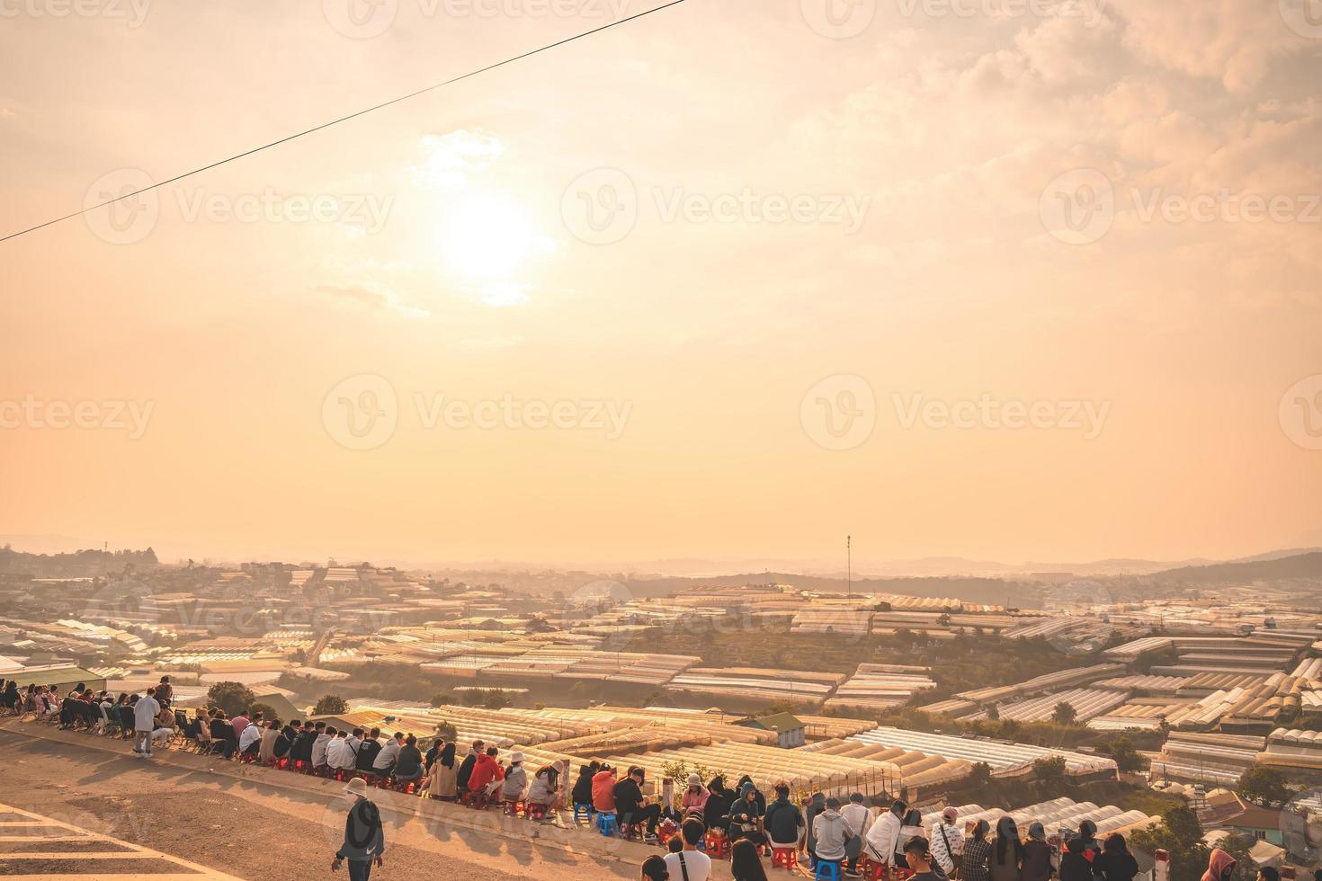 incredibile paesaggio al tramonto nella valle agricola della serra nella città di da lat. la luce della serra per far crescere i fiori in da lat. concetto di viaggio e paesaggio foto