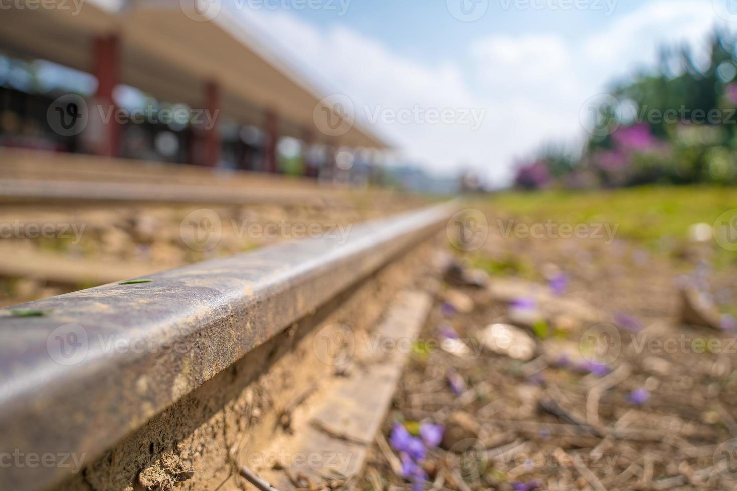 stazione ferroviaria contro il bel cielo alla stazione di da lat. paesaggio industriale con ferrovia, cielo blu colorato, sole, alberi ed erba verde. nodo ferroviario. industria pesante. foto