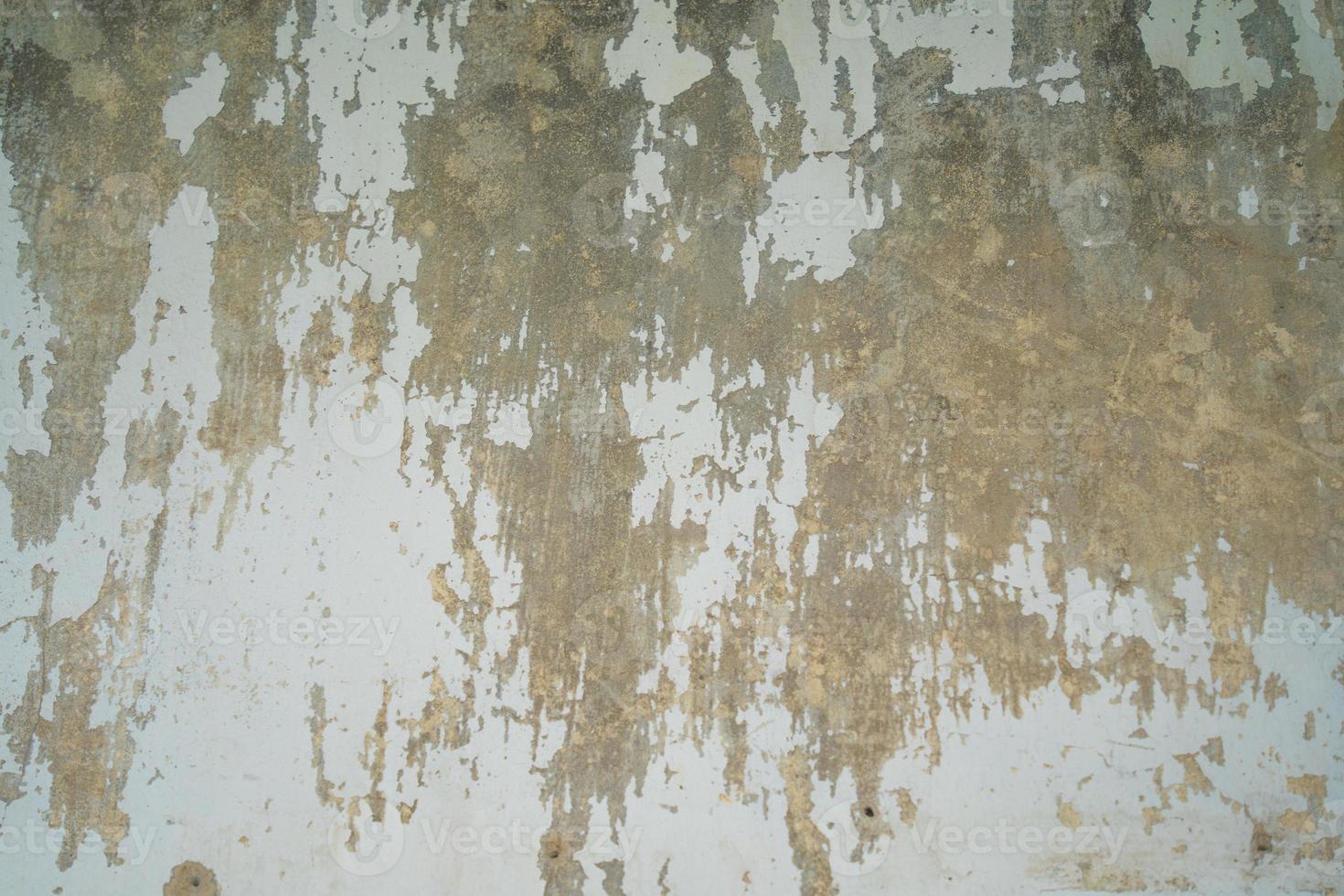 struttura del vecchio muro di cemento grigio per lo sfondo. struttura ruvida sulla parete grigia forma ruvida a causa dello strato di vernice scrostato a causa della pioggia foto