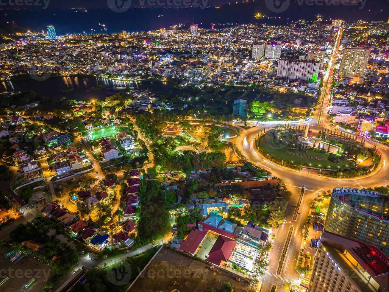 vista panoramica costiera di vung tau dall'alto, con rotatoria, casa, monumento ai caduti del vietnam in vietnam. fotografia a lunga esposizione di notte. foto