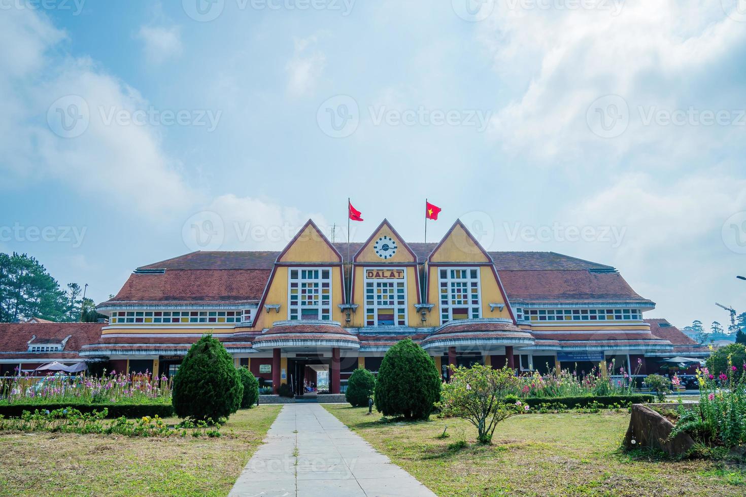 l'antica stazione ferroviaria è un posto famoso, destinazione storica per il viaggiatore, turista di trasporto del treno antico dell'architettura francese da visitare a da lat, vietnam foto