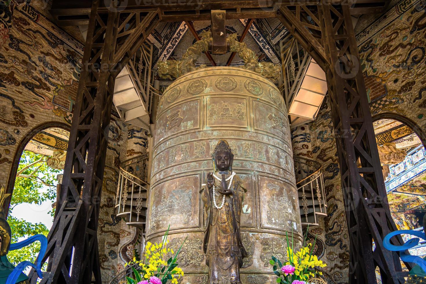 questo è il campanile più alto del Vietnam. linh phuoc pagoda a da lat, vietnam. il famoso punto di riferimento di dalat, il tempio buddista in vetro di porcellana. foto