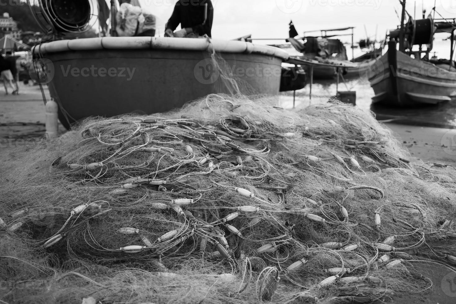 reti da mare - attrezzatura da pesca o attrezzatura come sfondo a trama con luce solare e ombra naturali. sfondo testurizzato bianco e nero di reti da pesca primo piano, design marino per imbarcazioni di pescatori. foto