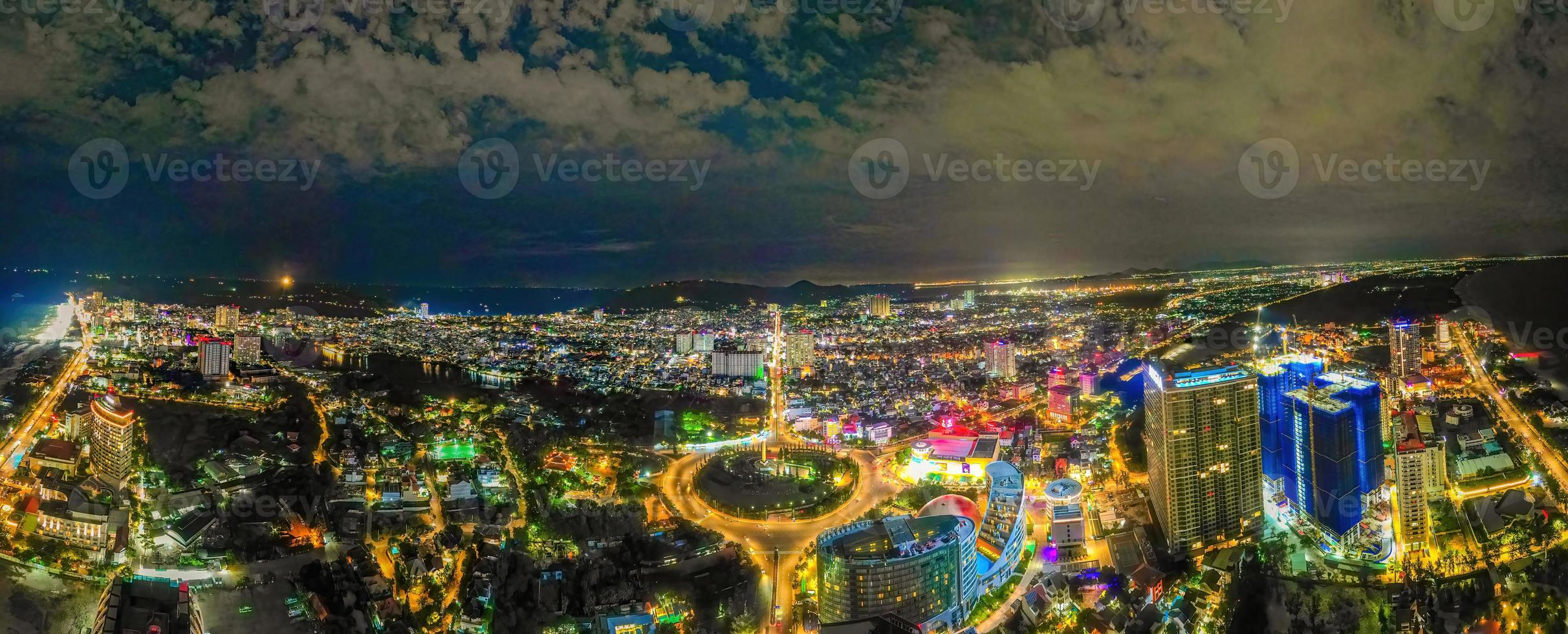 vista panoramica costiera di vung tau dall'alto, con rotatoria, casa, monumento ai caduti del vietnam in vietnam. fotografia a lunga esposizione di notte. foto