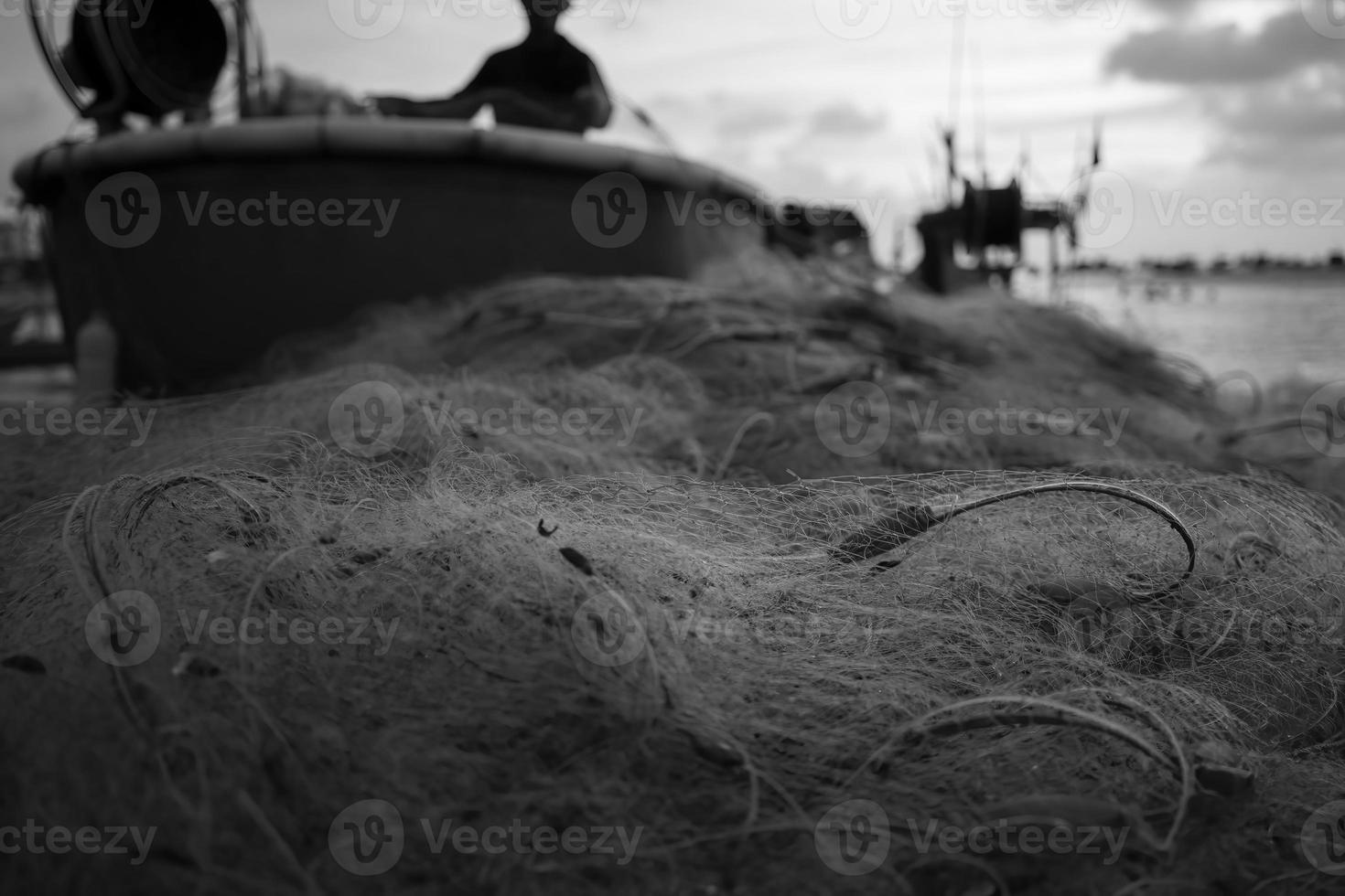 reti da mare - attrezzatura da pesca o attrezzatura come sfondo a trama con luce solare e ombra naturali. sfondo testurizzato bianco e nero di reti da pesca primo piano, design marino per imbarcazioni di pescatori. foto