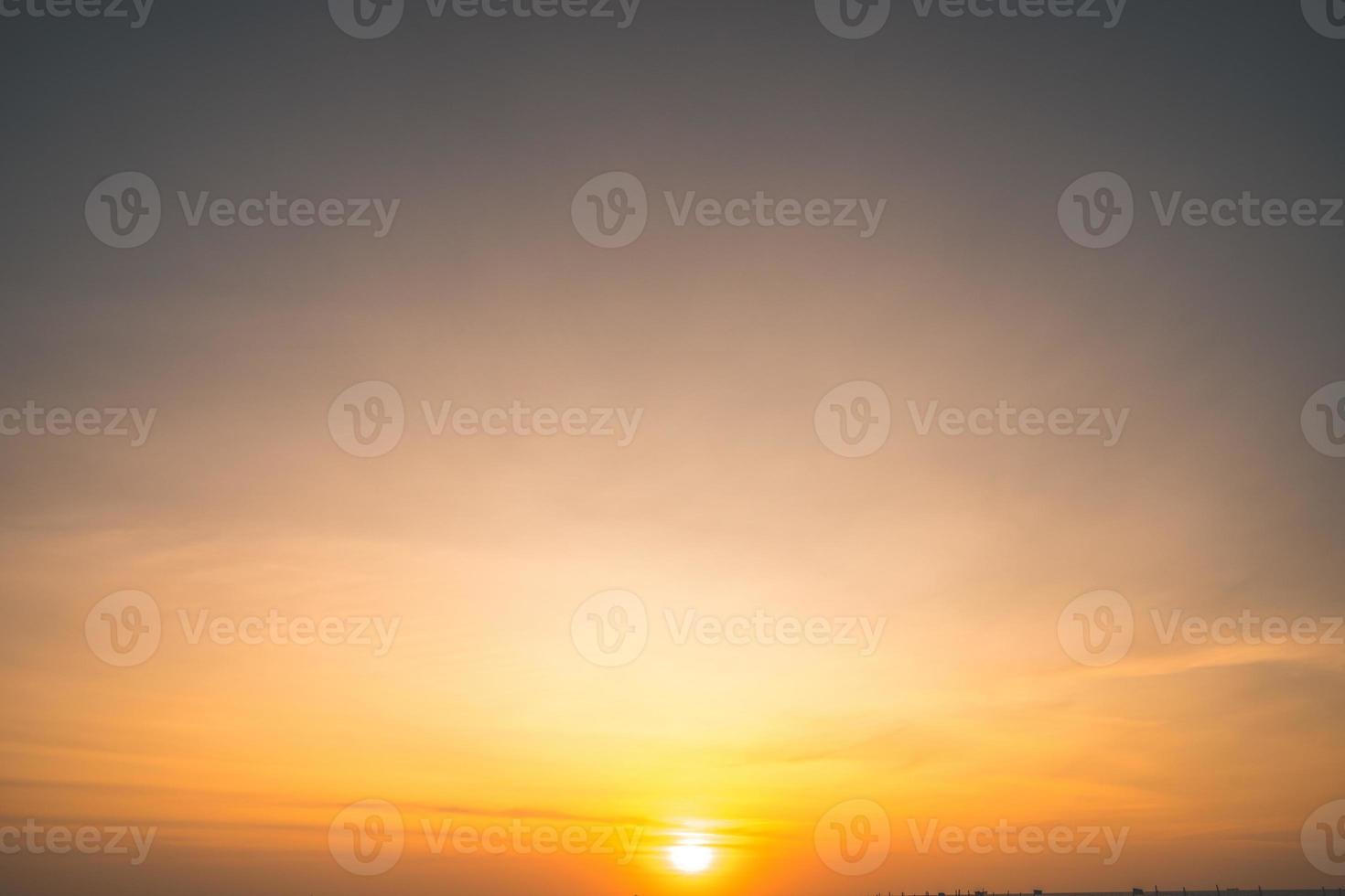 sfondo scenico del cielo di tramonto arancione. riflesso lente digitale. sfondo nuvola estate. nuvola estiva. cielo nuvoloso chiaro. cielo naturale bellissimo sfondo giallo e bianco texture. cinematografico foto