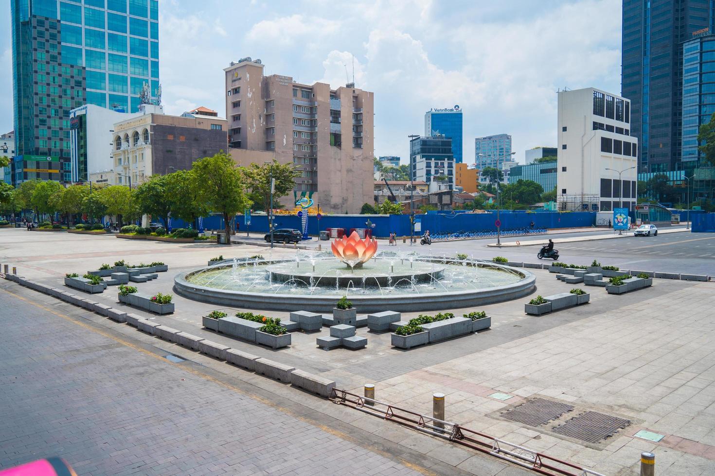 ho chi minh, vietnam 13 febbraio 2022 una fontana a forma di loto con belle luci sulla strada di nguyen hue che cammina di fronte alla statua di ho chi minh e al comitato popolare di ho chi minh foto