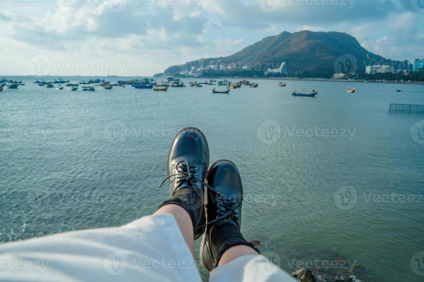 vista pov della ragazza turistica di fronte al mare e alla montagna a vung tau. voglia di viaggiare per lo stile di vita dei viaggi avventurosi. concetto di viaggio. foto