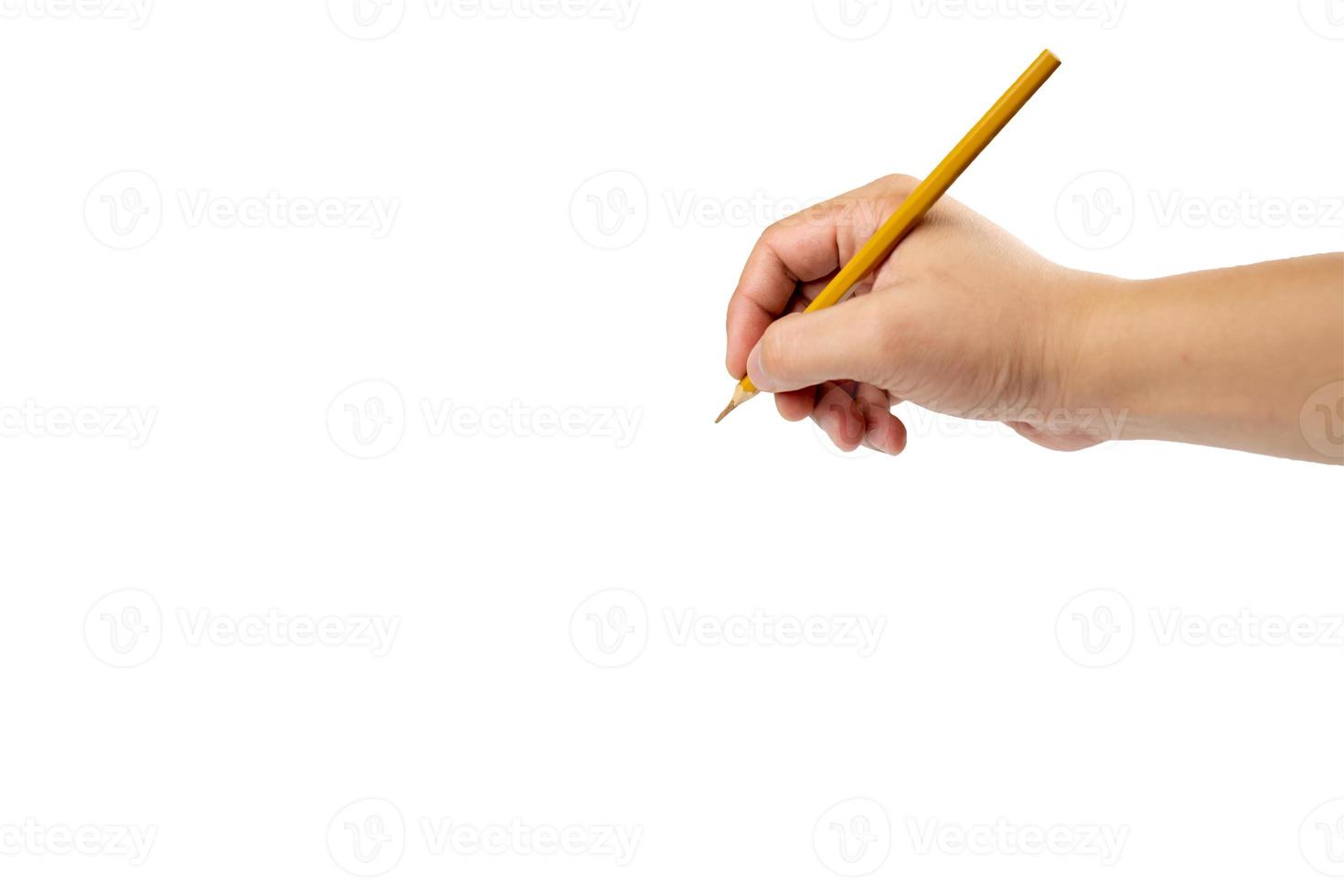 la mano destra dell'uomo asiatico isolato tiene una matita colorata per disegnare e dipingere qualcosa su sfondo bianco. tracciato di ritaglio. foto